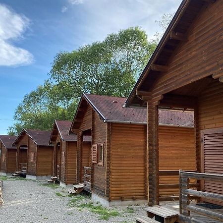 Gyopar Wooden Houses อิซวาเร ภายนอก รูปภาพ